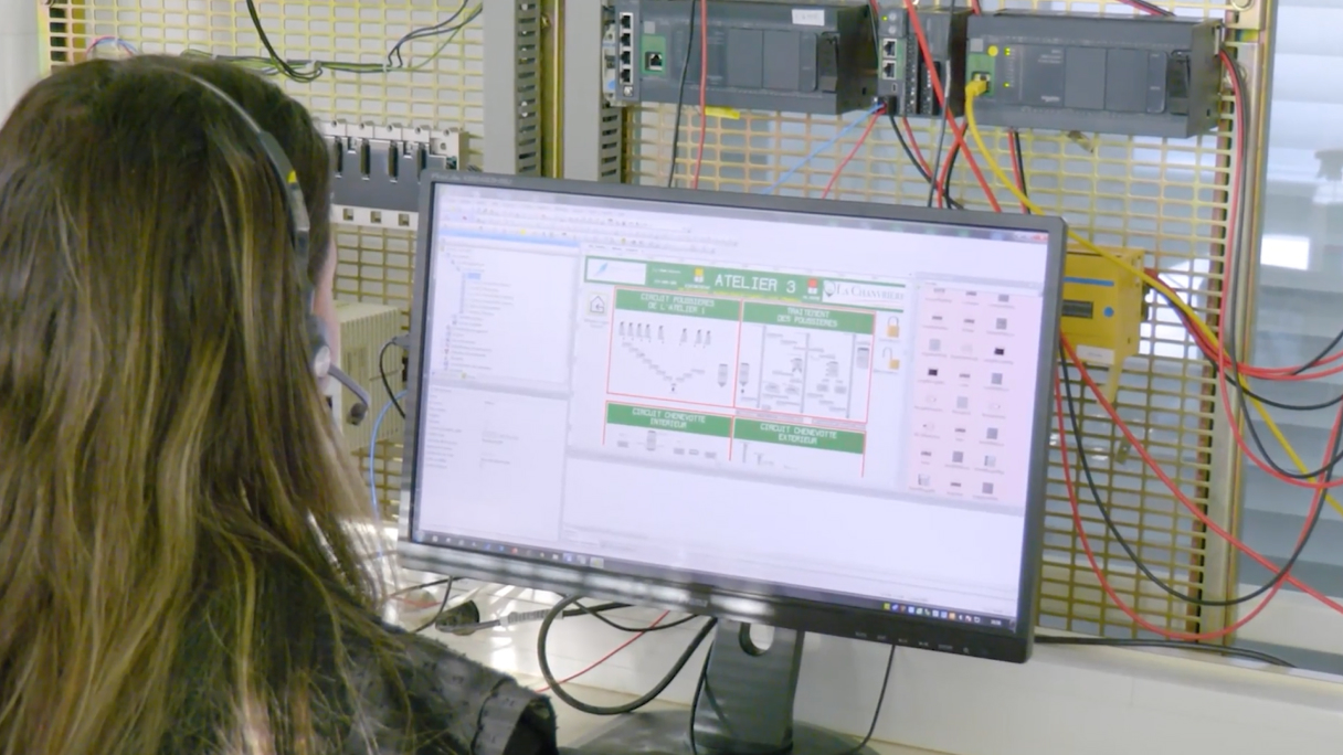 Customer story video still schneider electric